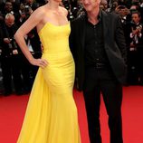 Charlize Theron y Sean Penn en el estreno de 'Mad Max: Furia en la carretera' en Cannes 2015