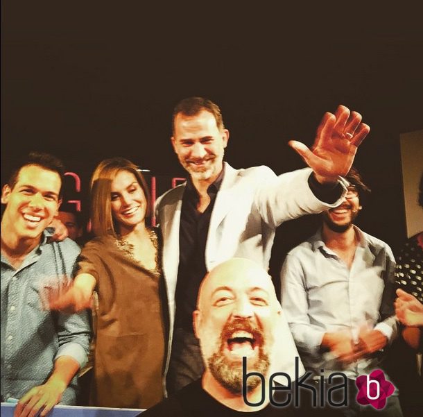 Los Reyes Felipe y Leticia se hacen un selfie con Goyo Jiménez en la final de FameLab 2015