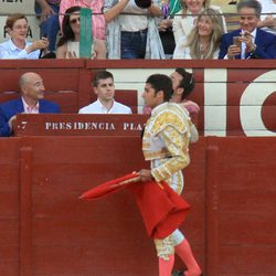 Eva González recoge la montera de Cayetano Rivera en Jerez de la Frontera