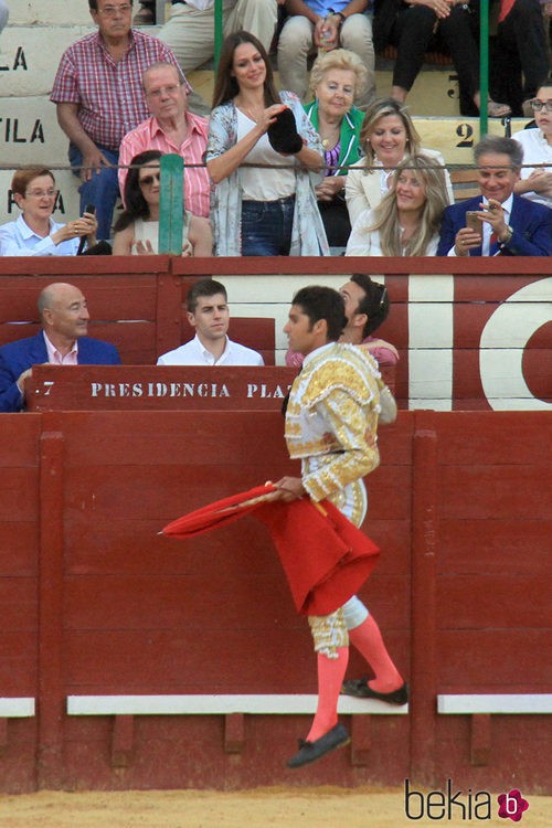 Eva González recoge la montera de Cayetano Rivera en Jerez de la Frontera