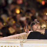 Charlize Theron y Sean Penn besándose en la gala Life Ball 2015