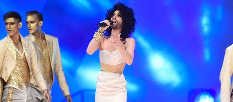 Conchita Wurst cantando en la gala Life Ball 2015