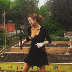 Lindsay Lohan realizando servicios comunitarios en Brooklyn