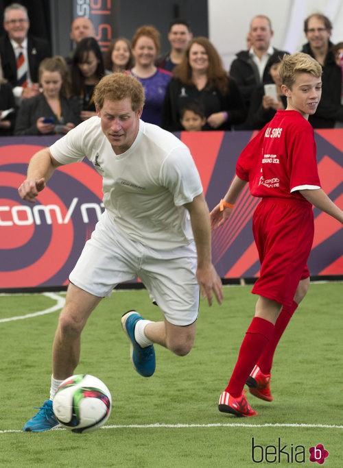 El Príncipe Harry participa en un partido de fútbol en Nueva Zelanda