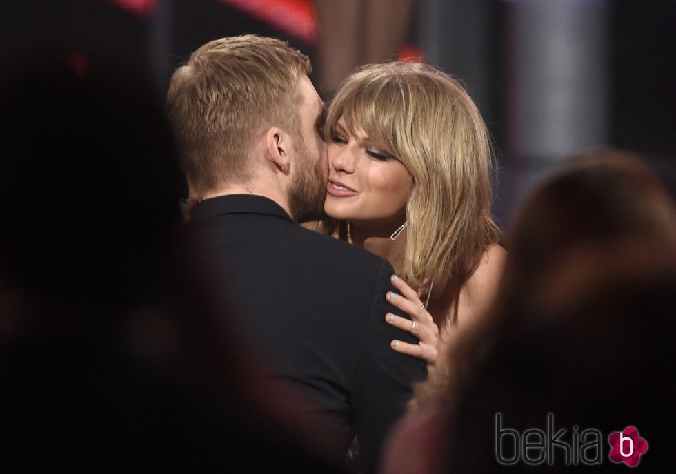 Calvin Harris besa a Taylor Swift en los Billboard Music Awards 2015