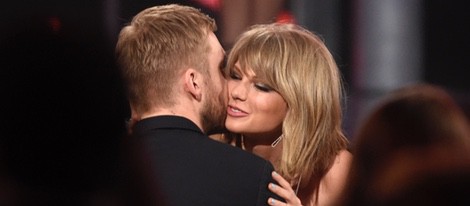 Calvin Harris besa a Taylor Swift en los Billboard Music Awards 2015