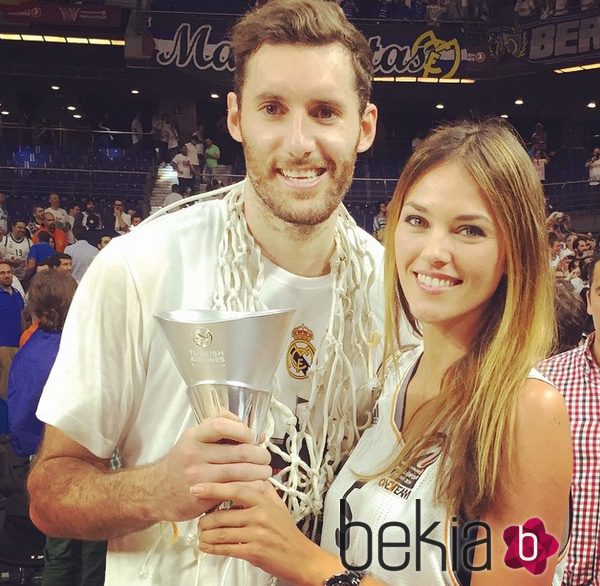 Helen Lindes y Rudy Fernández celebrando la victoria del Real Madrid en la Euroliga 2015