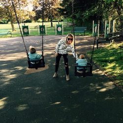 Elsa Pataky con sus mellizos Tristan y Sasha en un parque de Londres