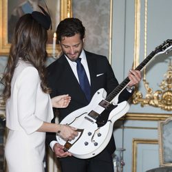 Carlos Felipe de Suecia y Sofia Hellqvist con una guitarra eléctrica tras la lectura de sus amonestaciones prenupciales