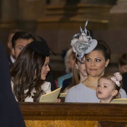 Sofia Hellvist mira cariñosamente a Estela de Suecia en la lectura de sus amonestaciones prenupciales