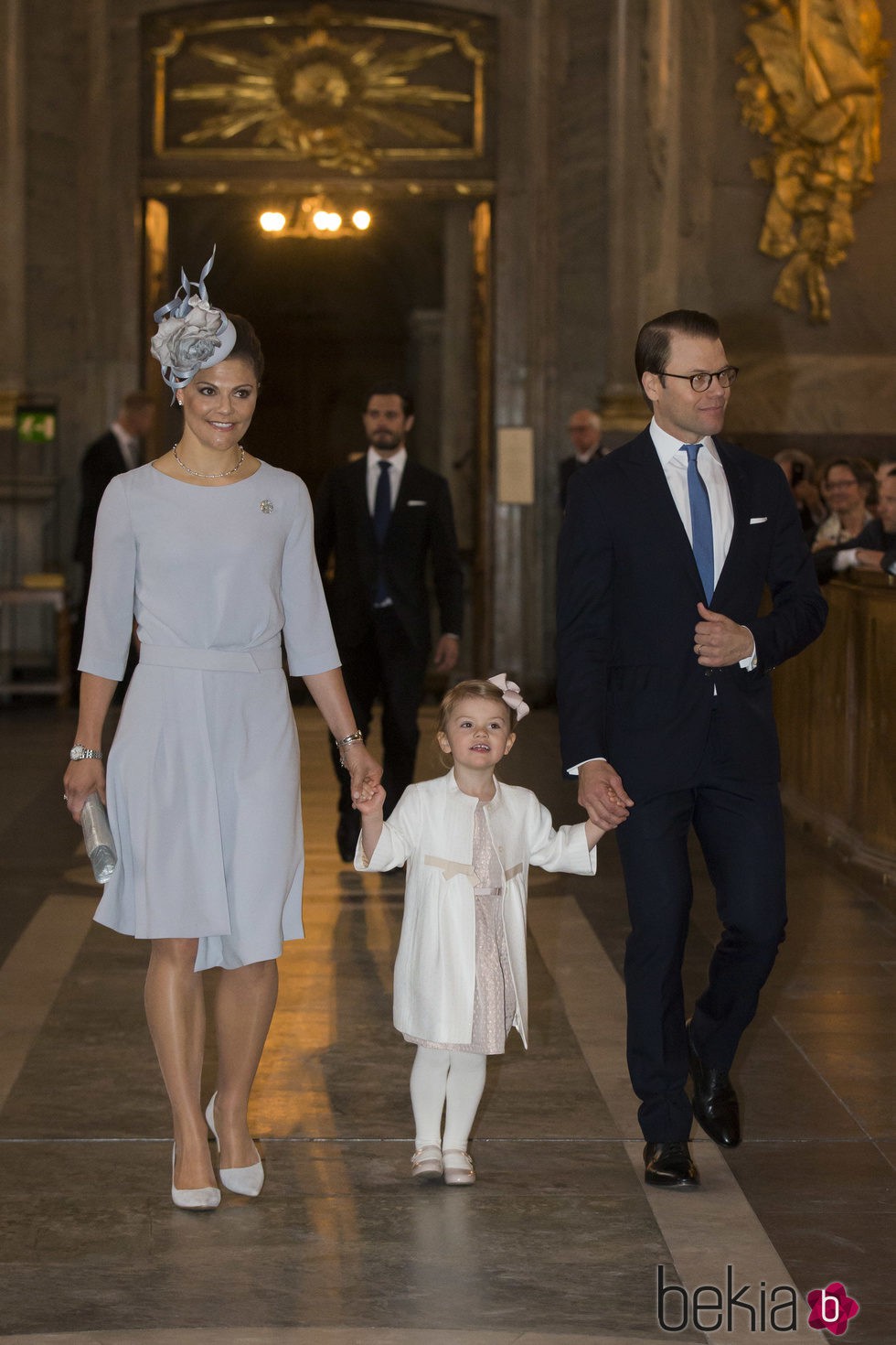 Victoria y Daniel de Suecia con su hija Estela en la lectura de las amonestaciones prenupciales de Carlos Felipe de Suecia y Sofia Hellqvist