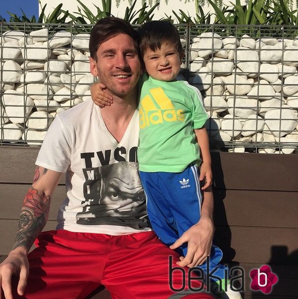 Leo Messi celebra el triunfo del Barça en la Liga con su hijo Thiago