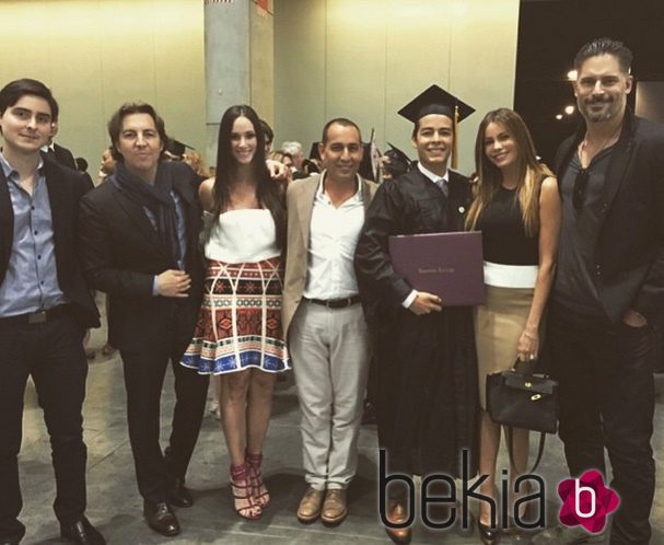 Sofía Vergara con su novio Joe Manganiello en la graduación de su hijo Manolo