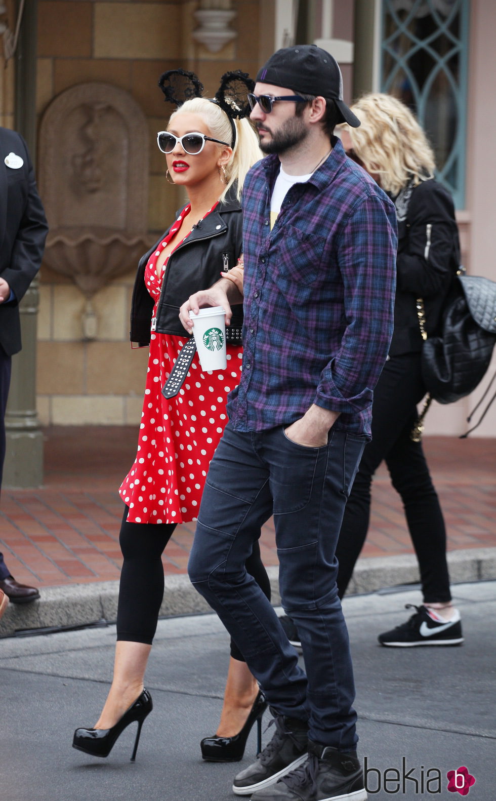 Christina Aguilera con su prometido Matt Rutler en Disneyland