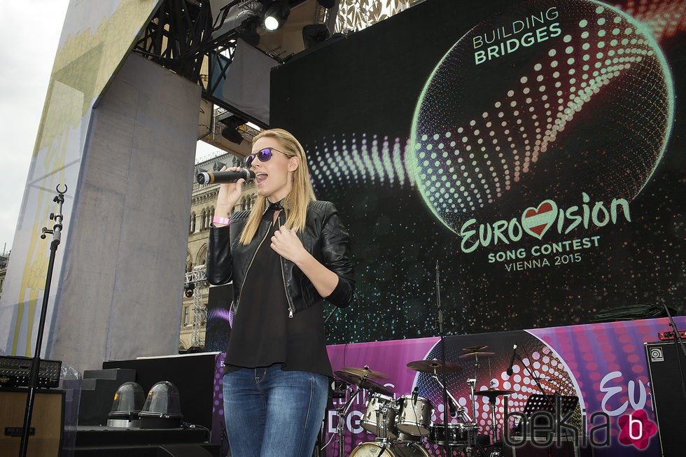 Edurne en una prueba de sonido en el Eurovision Village de Viena