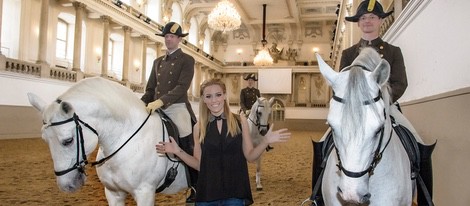 Edurne en la Escuela Española de Equitación de Viena antes de Eurovisión 2015