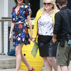 Dakota Johnson con su compañera de reparto Rebel Wilson en 'How To Be Single'