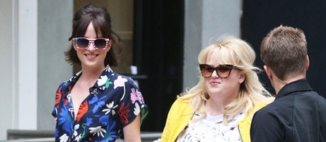 Dakota Johnson con su compañera de reparto Rebel Wilson en 'How To Be Single'