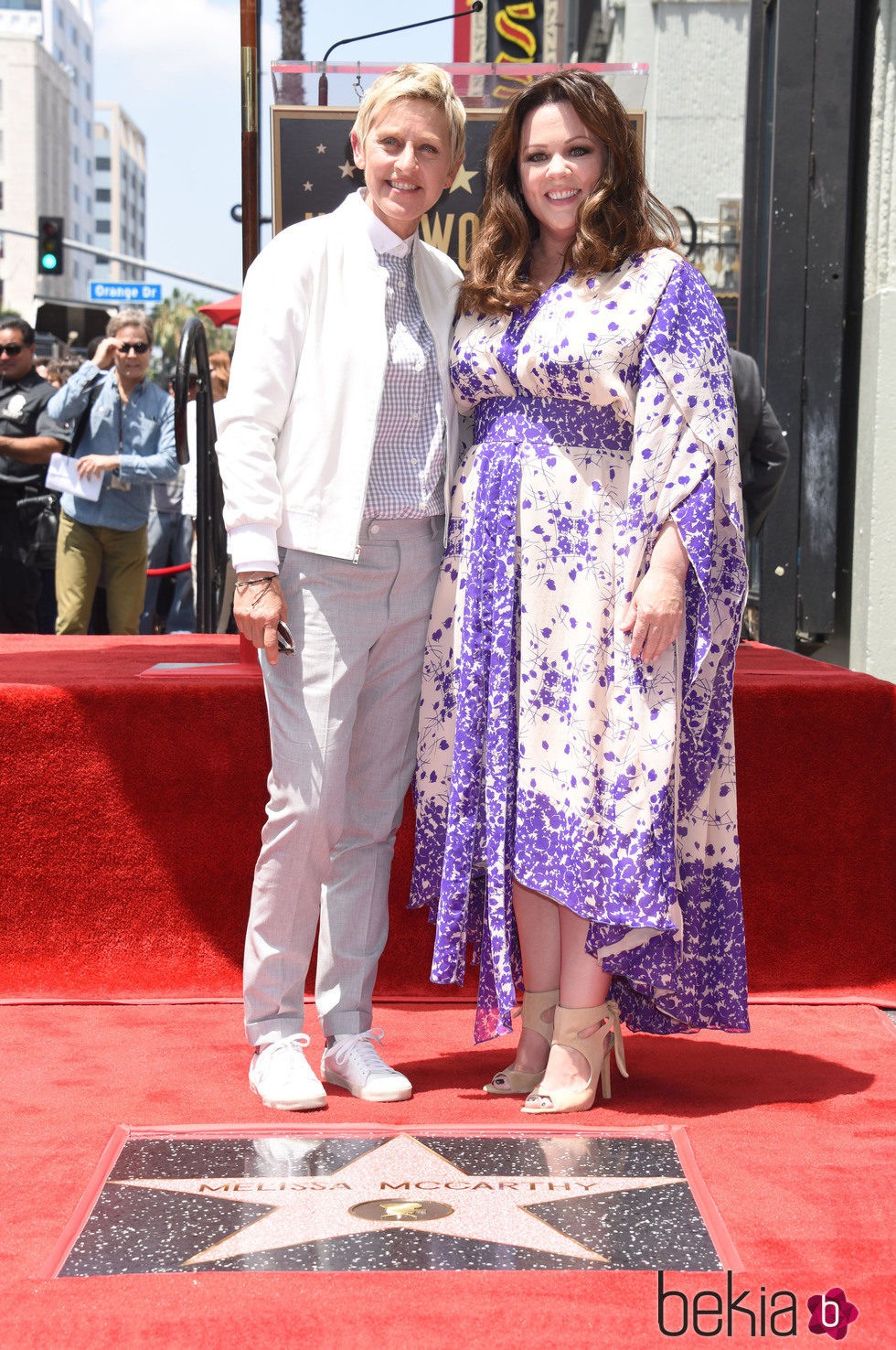 Melissa McCarthy recibe su estrella en el Paseo de la Fama arropada por Ellen DeGeneres