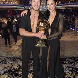 Rumer Willis y Val Chmerkovskiy con el premio de 'Dancing With The Stars'