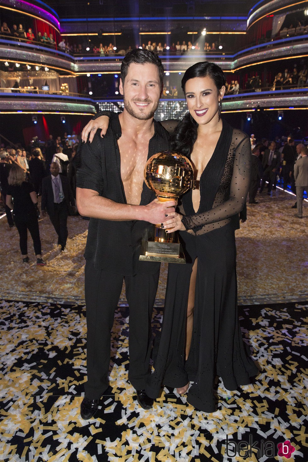 Rumer Willis y Val Chmerkovskiy con el premio de 'Dancing With The Stars'