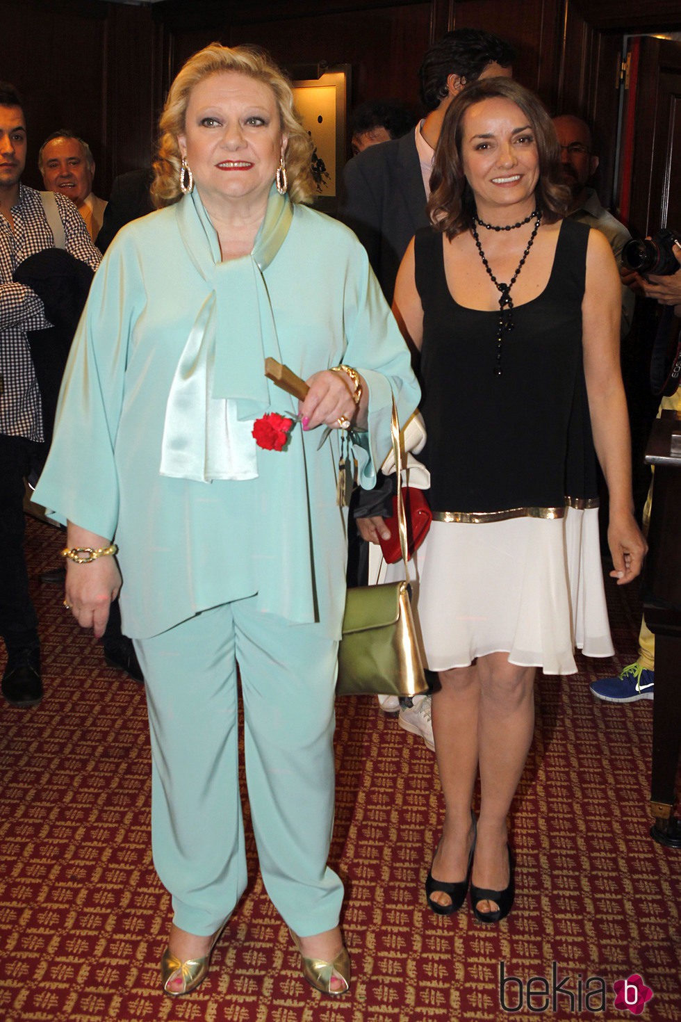 Marisol Ayuso y Pepa Bueno en la entrega de los Bombines de San Isidro 2015