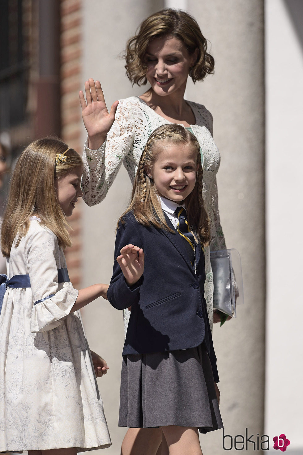 La Princesa Leonor en su Primera Comunión con la Reina Letizia y la Infanta Sofía