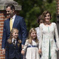 La Princesa Leonor con los Reyes Felipe y Letizia y la Infanta Sofía en su Primera Comunión