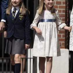 La Princesa Leonor con la Infanta Sofía en su Primera Comunión