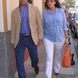 Fran Rivera y Lourdes Montes en la capilla ardiente de Manuel Molina en Sevilla