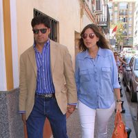 Fran Rivera y Lourdes Montes en la capilla ardiente de Manuel Molina en Sevilla