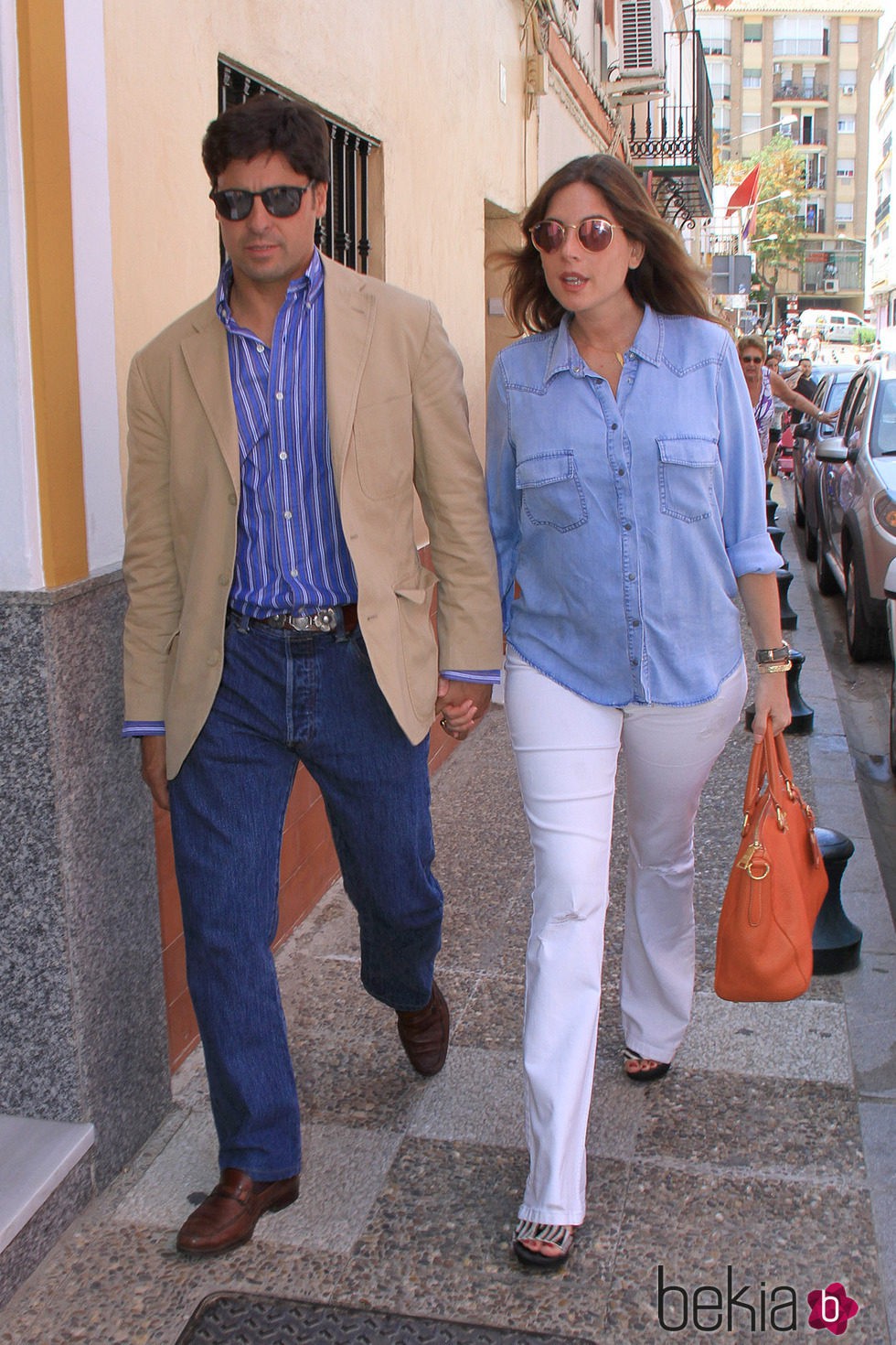 Fran Rivera y Lourdes Montes en la capilla ardiente de Manuel Molina en Sevilla