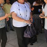 Charo Reina en la capilla ardiente de Manuel Molina en Sevilla