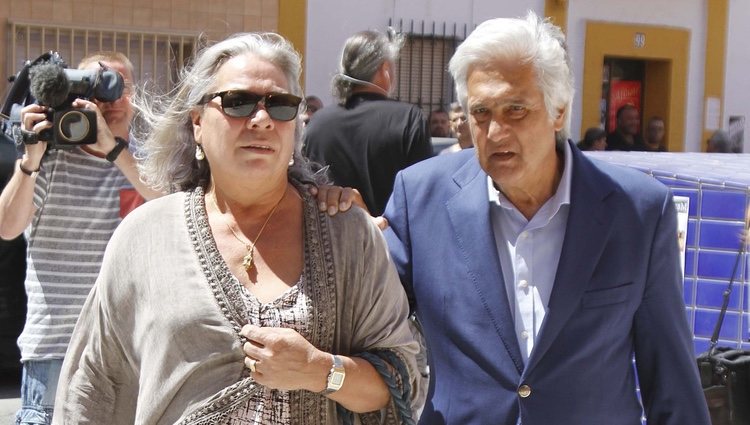 Chiquetete y Carmen Gahona en la capilla ardiente de Manuel Molina en Sevilla