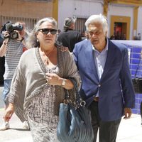 Chiquetete y Carmen Gahona en la capilla ardiente de Manuel Molina en Sevilla