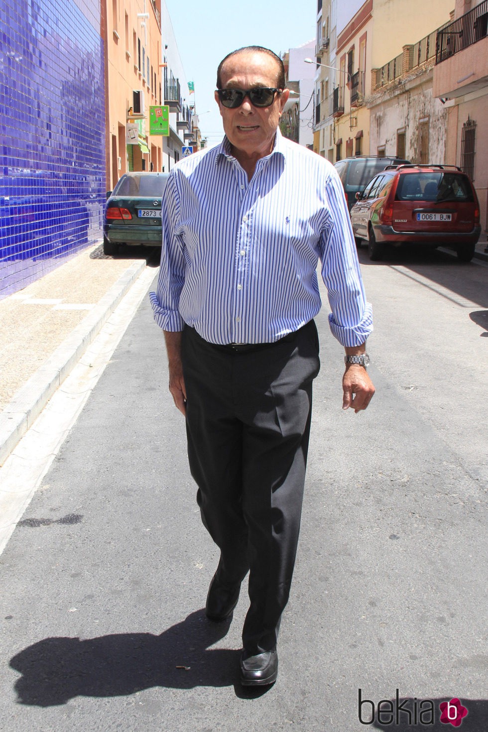 Curro Romero en la capilla ardiente de Manuel Molina en Sevilla