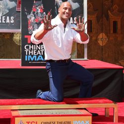 Dwayne Johnson plasma sus huellas en el Teatro Chino de Los Angeles