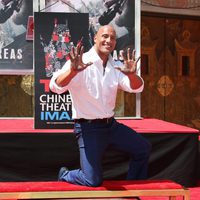 Dwayne Johnson plasma sus huellas en el Teatro Chino de Los Angeles