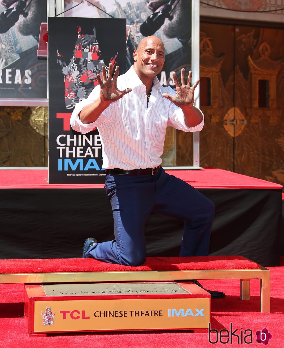 Dwayne Johnson plasma sus huellas en el Teatro Chino de Los Angeles