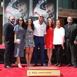 Dwayne Johnson plasma sus huellas en Hollywood arropado por su familia al completo