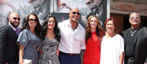 Dwayne Johnson plasma sus huellas en Hollywood arropado por su familia al completo