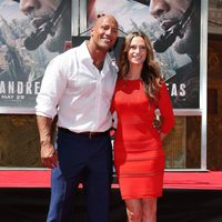 Dwayne Johnson plasma sus huellas en Hollywood con su novia Lauren Hashian