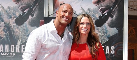 Dwayne Johnson plasma sus huellas en Hollywood con su novia Lauren Hashian