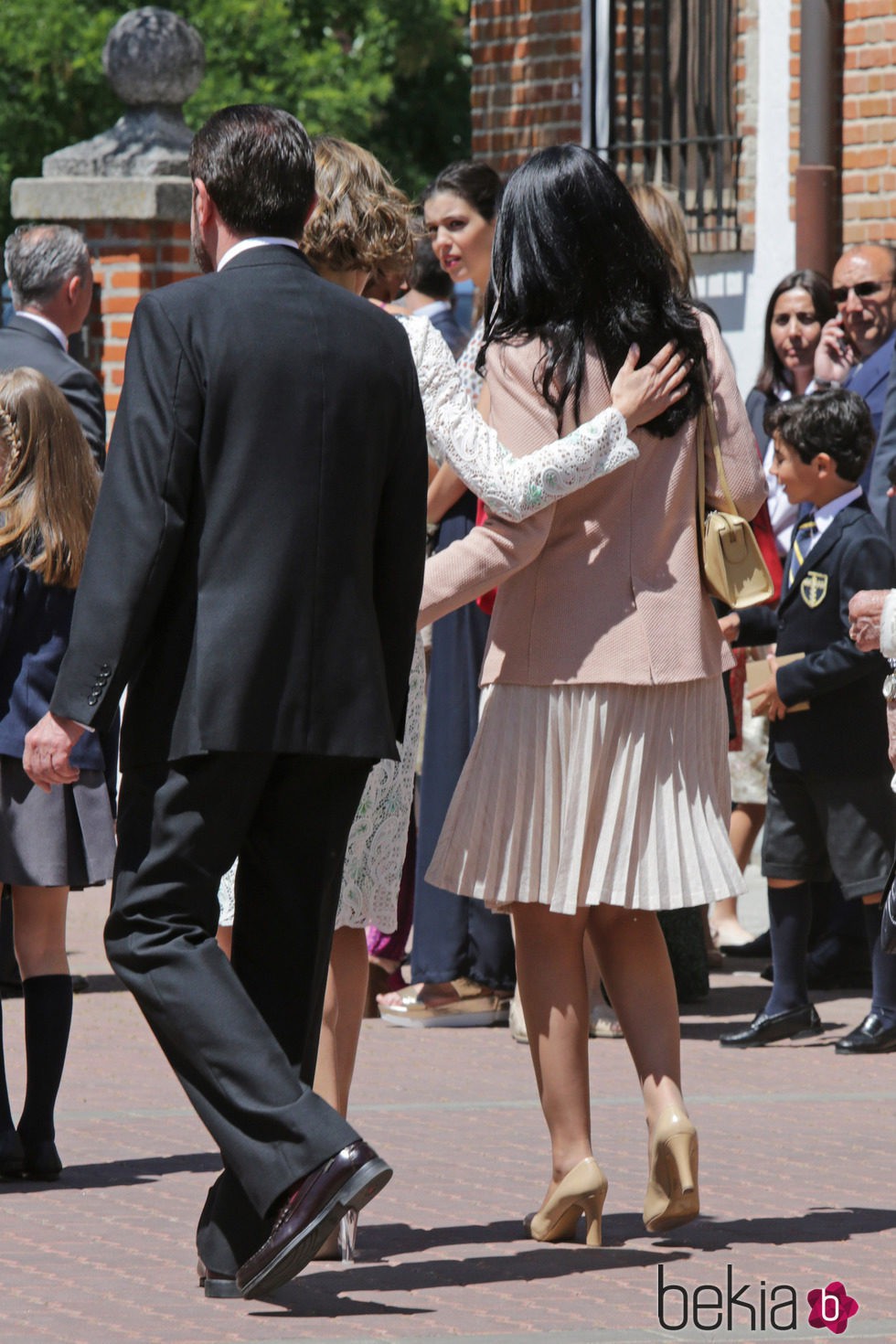 La Reina Letizia abraza a Ana Togores en la Primera Comunión de la Princesa Leonor