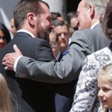 El Rey Juan Carlos y Jesús Ortiz se saludan en la Primera Comunión de la Princesa Leonor