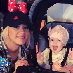 Christina Aguilera con su hija Summer Rain en Disneyland