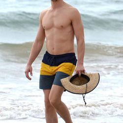 Matt Bomer con el torso desnudo en Hawaii