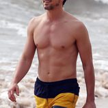 Matt Bomer luciendo abdominales en ua playa de Hawaii