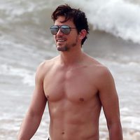 Matt Bomer luciendo abdominales en ua playa de Hawaii