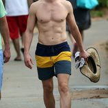 Matt Bomer luce abdominales en una playa de Hawaii